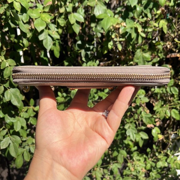 MARC by MARC JACOBS Classic Wallet. Color :MUSHROOM - Picture 8 of 17